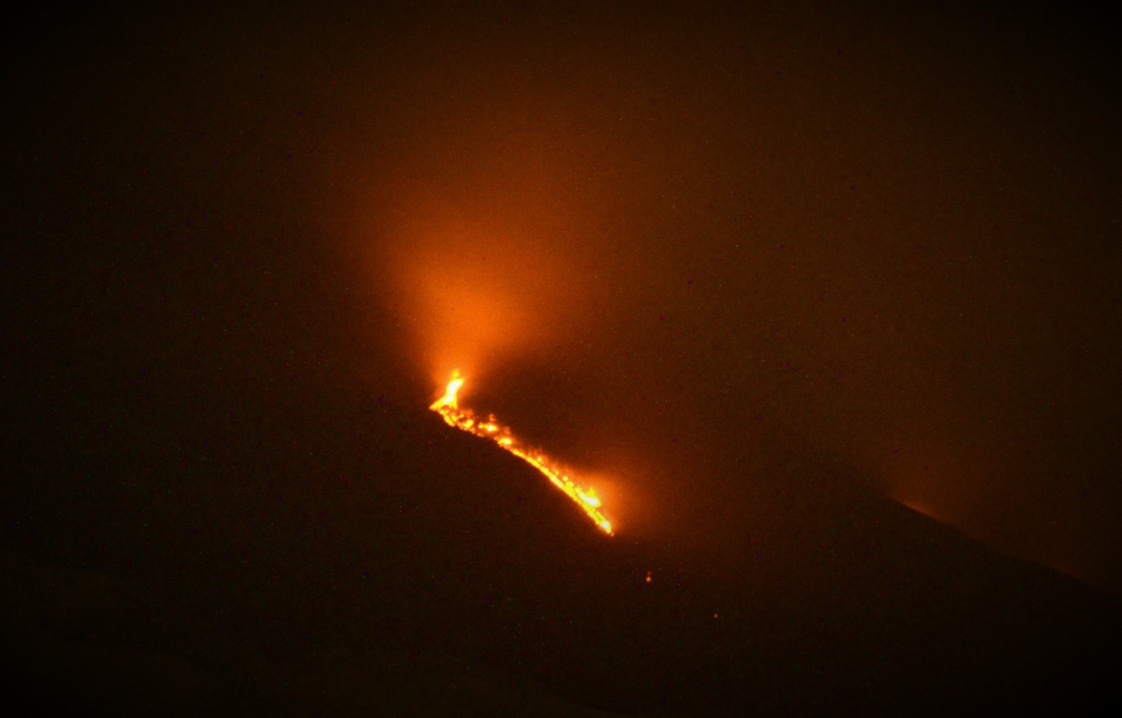 Etna, prosegue la colata, il Sud est è la nuova vetta
