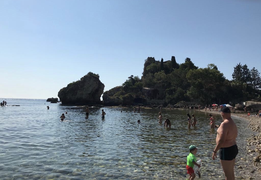 Vacanze in Sicilia, l’Isola Bella, spiaggia, locali e museo naturalistico
