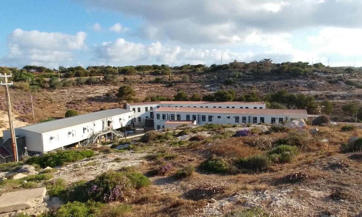 Migranti, il piano per svuotare Lampedusa: dal 2024 centri in Albania, l’annuncio di Meloni