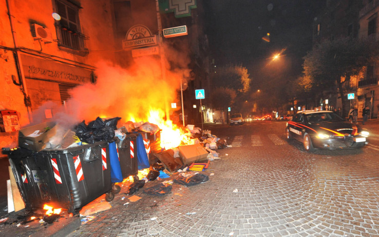 Palermo, scooter e benzina per incendiare, di notte, i cassonetti