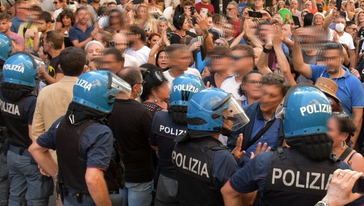 Operazione Polizia postale, perquisiti 29 No Vax e No Green pass pericolosi