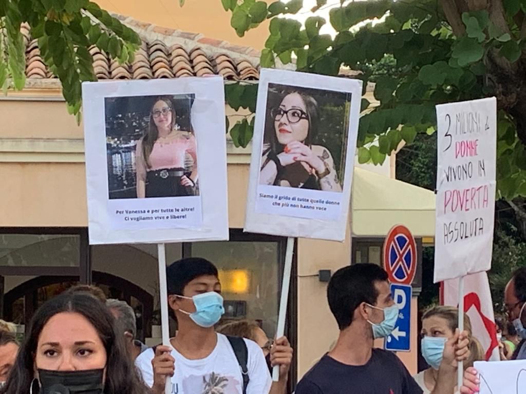 Ad Aci Trezza in piazza per Vanessa, “Basta donne uccise” (foto e video)
