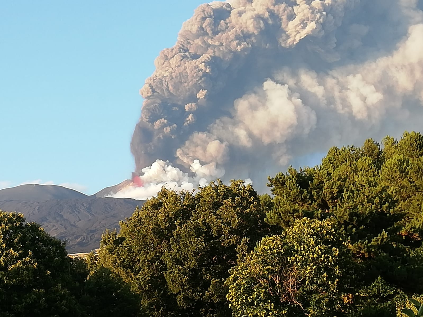 Catania, Etna, fontana di lava e nube eruttiva da cratere Sud-Est