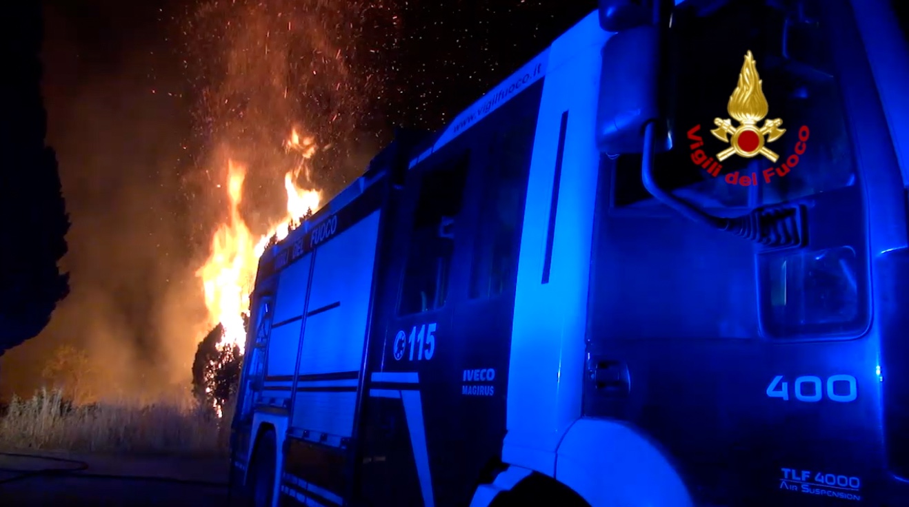 Incendio a Terrasini, paura per i residenti