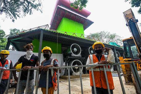 Inaugurata a Delhi la prima “torre mangia-smog”
