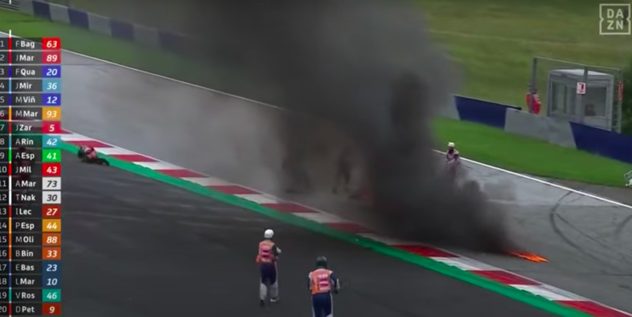 Terribile incidente in Austria, due moto vanno a fuoco – Video