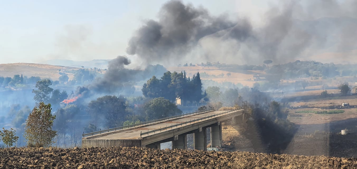 Paura a Blufi, fiamme vicino le abitazioni