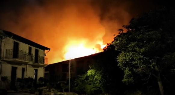 Incendi, notte di paura a Caltabellotta, nell’Agrigentino