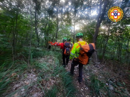 Anziano muore per malore mentre attraversa sentiero