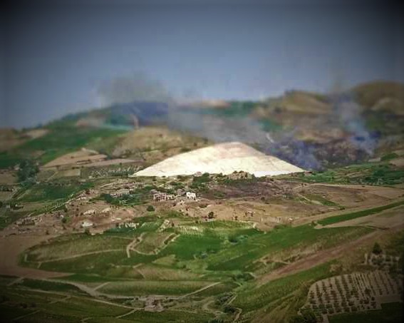 Incendi, le fiamme hanno sfiorato il celebre Cretto di Burri