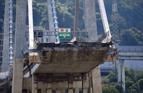 Ponte Morandi, nel crollo coinvolto anche camion carico di hashish