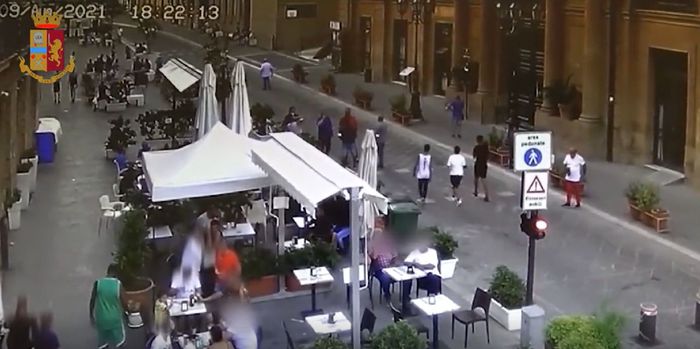 Caltanissetta, colpisce gambiano a bottigliate, denunciato