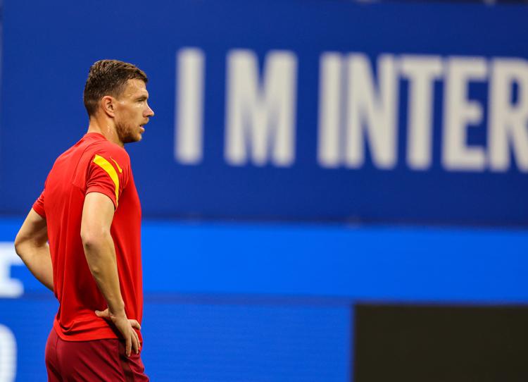 Dzeko-Inter, ci siamo: attaccante a Milano per visite mediche