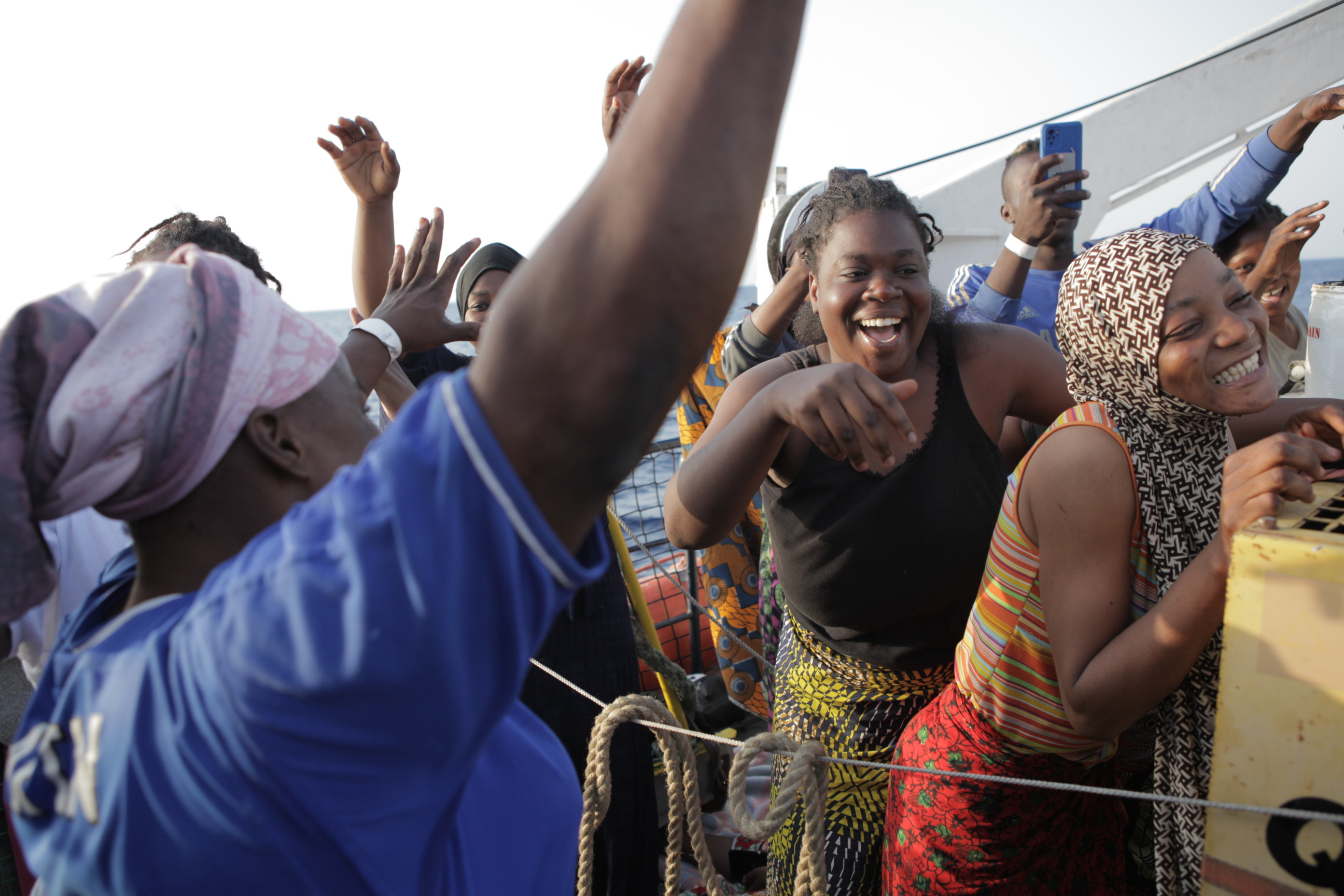 Migranti, attracca ad Augusta la ResQ People