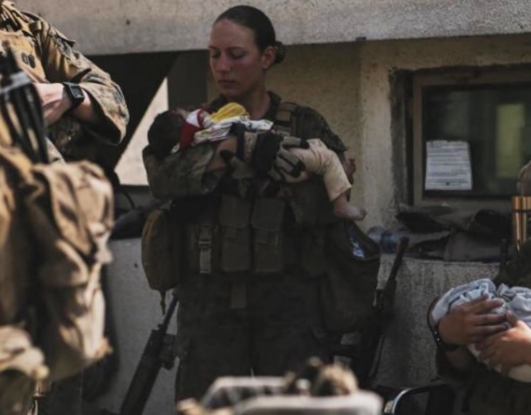 Afghanistan, attentato a Kabul, la foto della marine che culla il bimbo