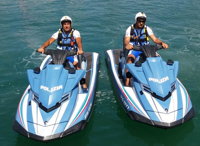 Eolie, acquascooter polizia soccorrono imbarcazioni in difficoltà Eolie, acquascooter polizia soccorrono imbarcazioni in difficoltà