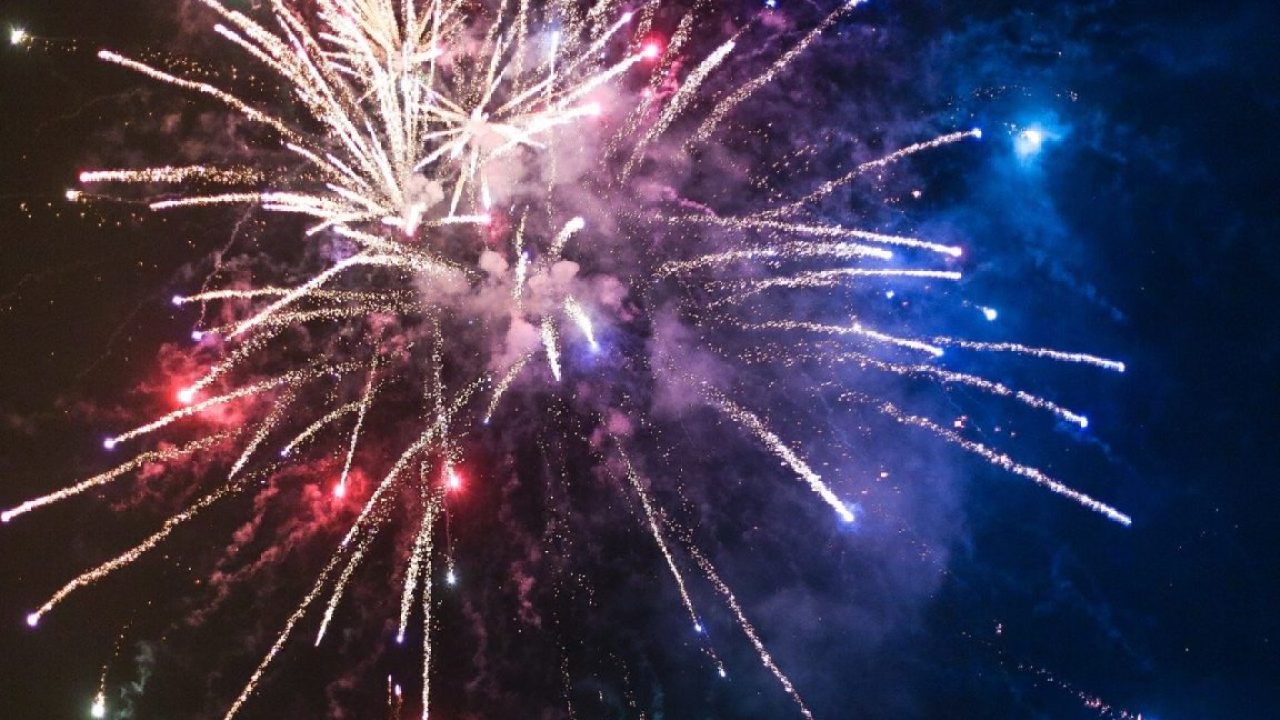 Siracusa, ogni sera fuochi d’artificio, dietro le feste i “messaggi della criminalità”