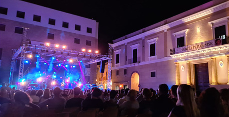 Canta Gazzè, sconto a sindaco, assessori e consiglieri, è polemica