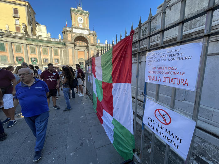 Green pass, ancora piccole proteste da Milano a Napoli