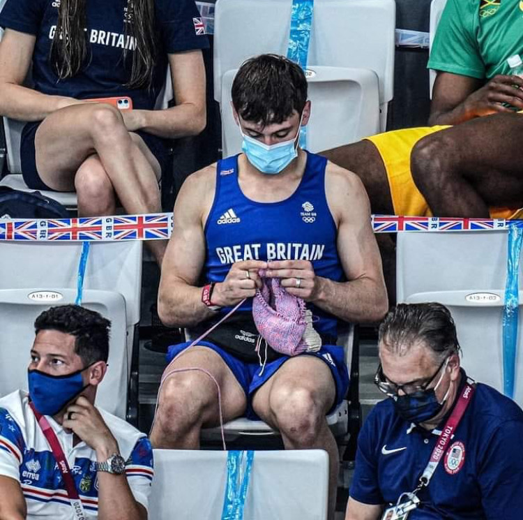 Tokyo 2020, l’inglese Tom Daley vince l’oro e dopo fa l’uncinetto