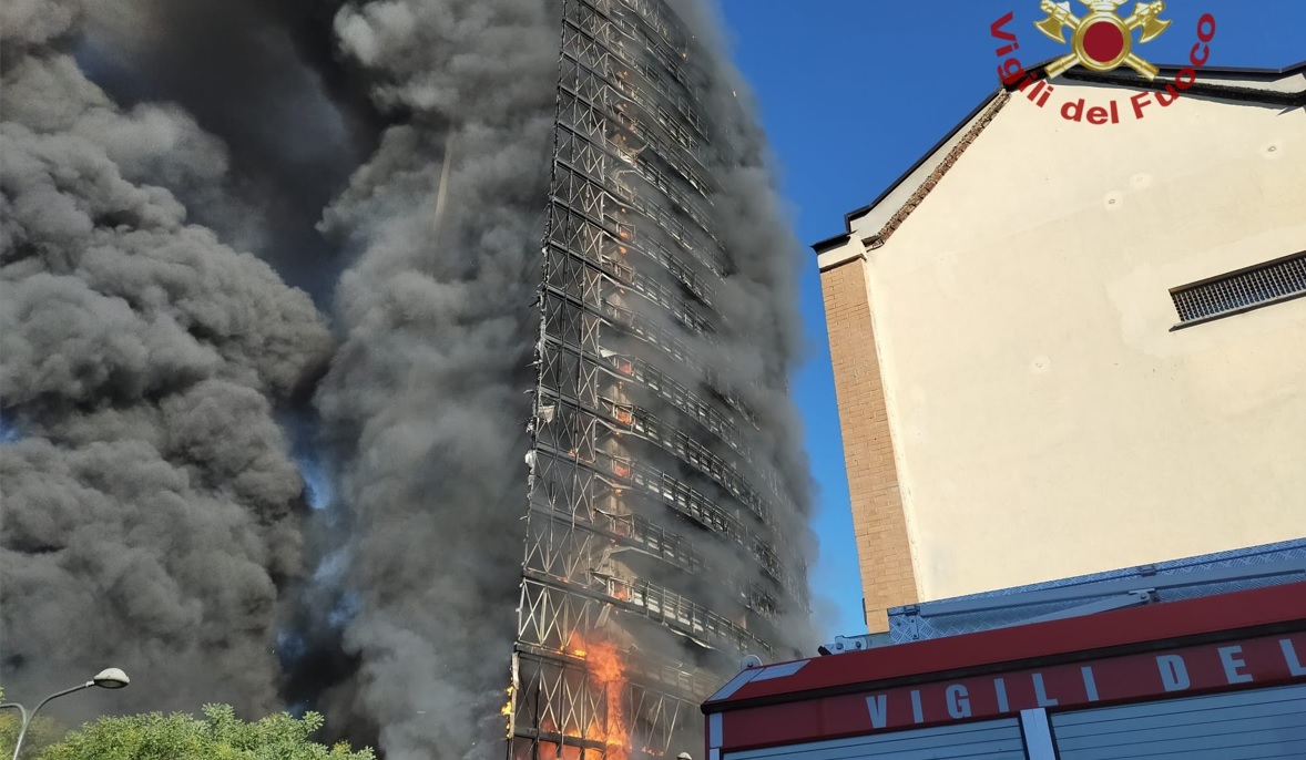 Milano, maxi incendio nel grattacelo di via Antonini, foto, video