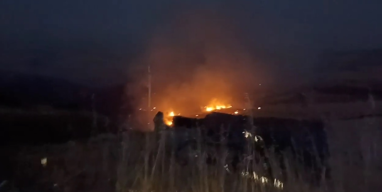 Notte di fuoco a Pergusa, le fiamme distruggono aziende agricole, foto e video