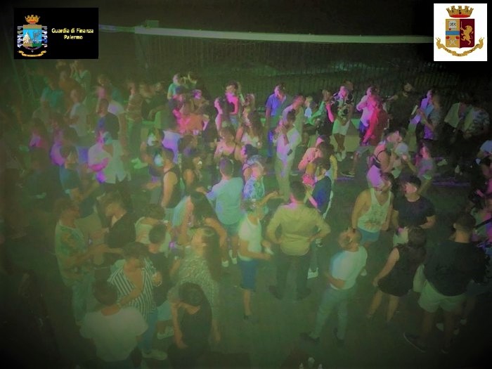 Covid, Palermo, in trecento sorpresi a ballare, chiuso locale