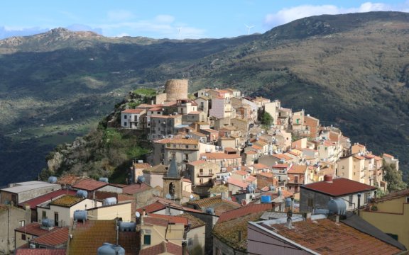 Castel di Lucio tra le fiamme: così il futuro è andato in fumo