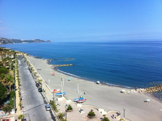 Agenti salvano donna in mare a Brolo