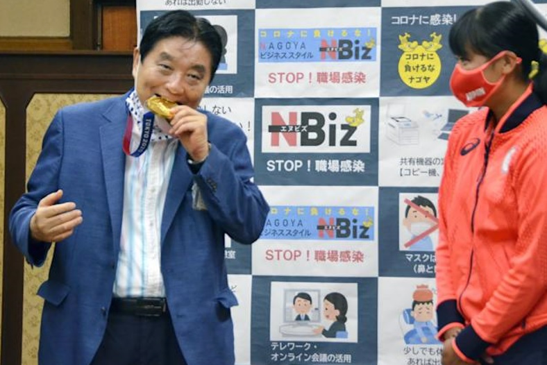Tokyo, medaglia d’oro morsa da un sindaco, oltre 4 mila proteste on line