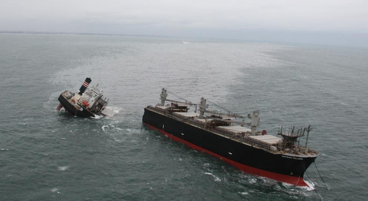 Giappone, nave si spezza in due e perde gasolio nell’oceano