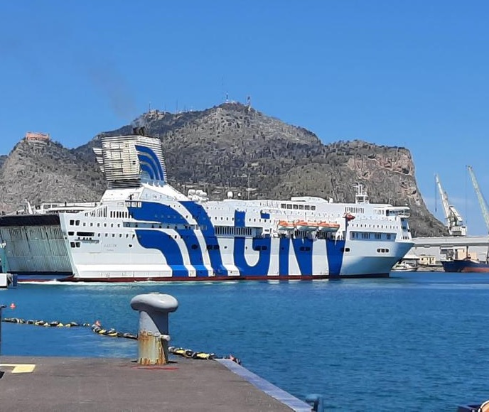 Traghetto Genova-Palermo fermo per un guasto, la protesta dei passeggeri Traghetto Genova-Palermo fermo per un guasto, la protesta dei passeggeri