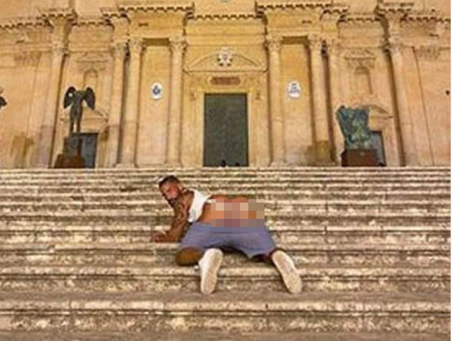 Turista calabrese mostra glutei in scalinata Cattedrale Noto, multato