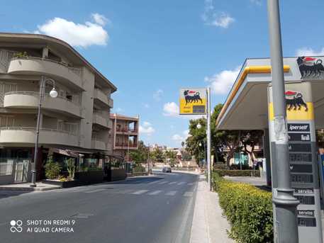 Incidente lavoro, camion travolge cestello gru, grave operaio