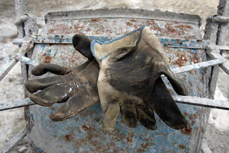 Operaio muore travolto da ruspa in cantiere, indagini in corso