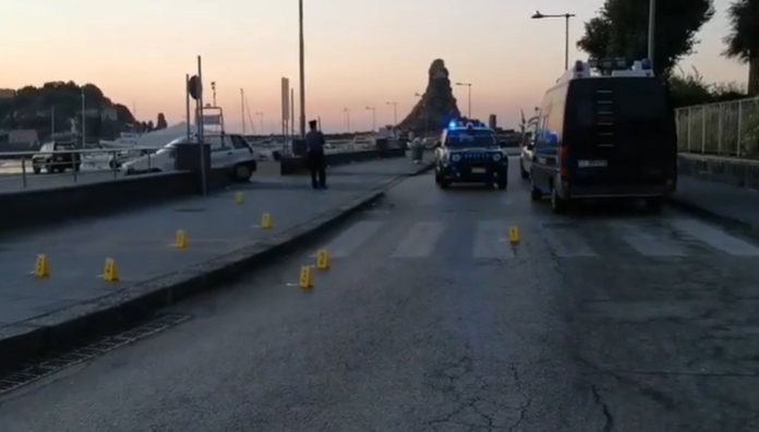 Omicidio Acitrezza, rilievi dei Carabinieri e il corpo di Vanessa in strada