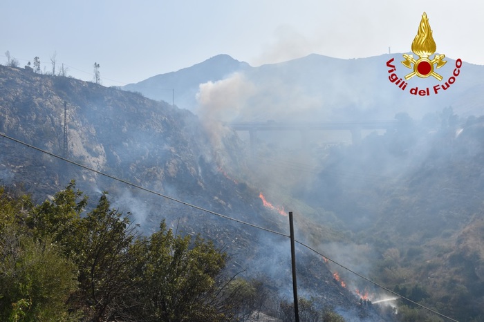 Incendi, ancora roghi nella notte nel Palermitano