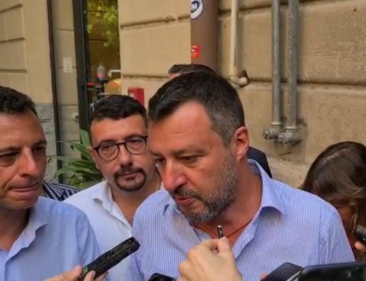 Vaccini, Salvini: “Oggi ho fatto la seconda dose, posso togliere la mascherina”