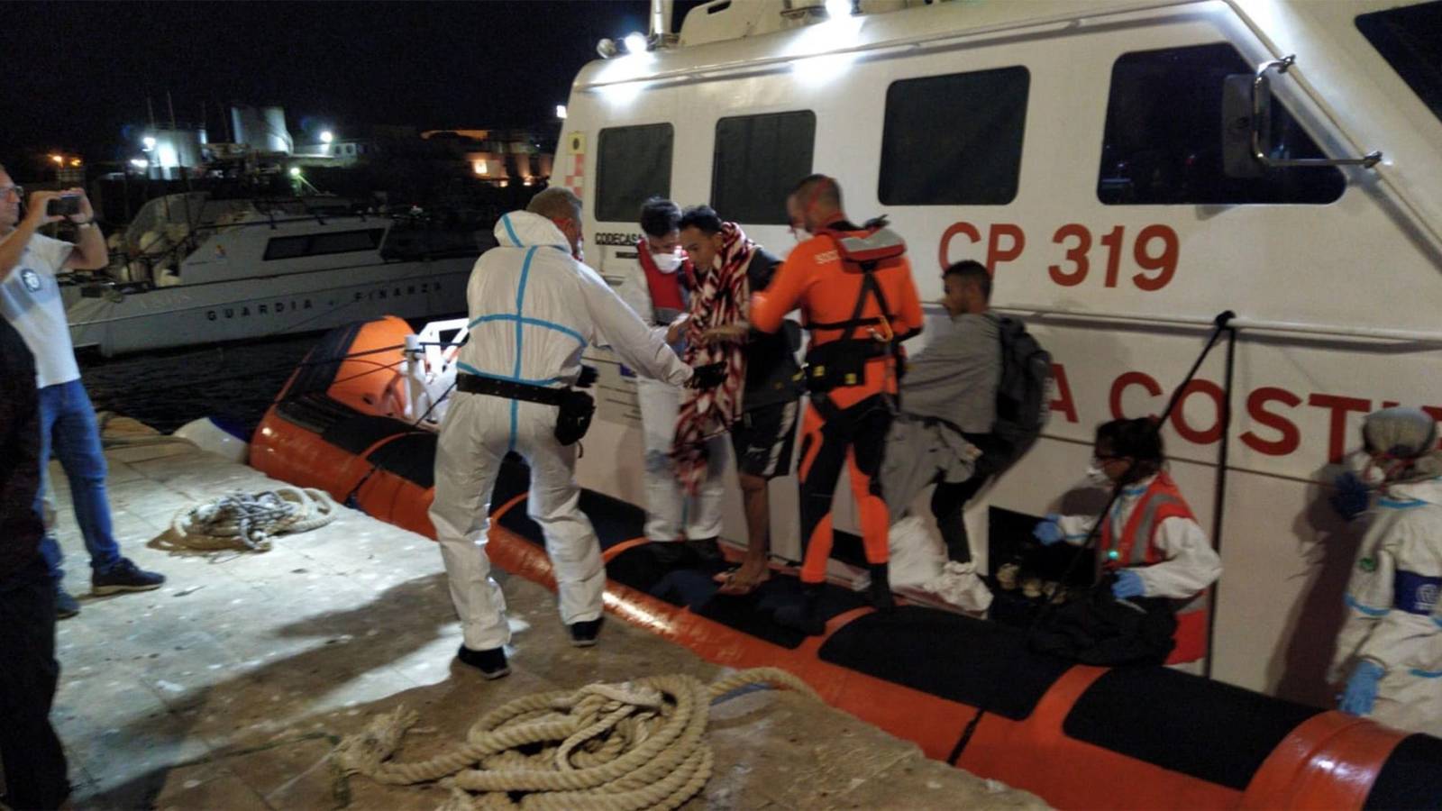 Migranti, nella notte nuovi sbarchi a Lampedusa