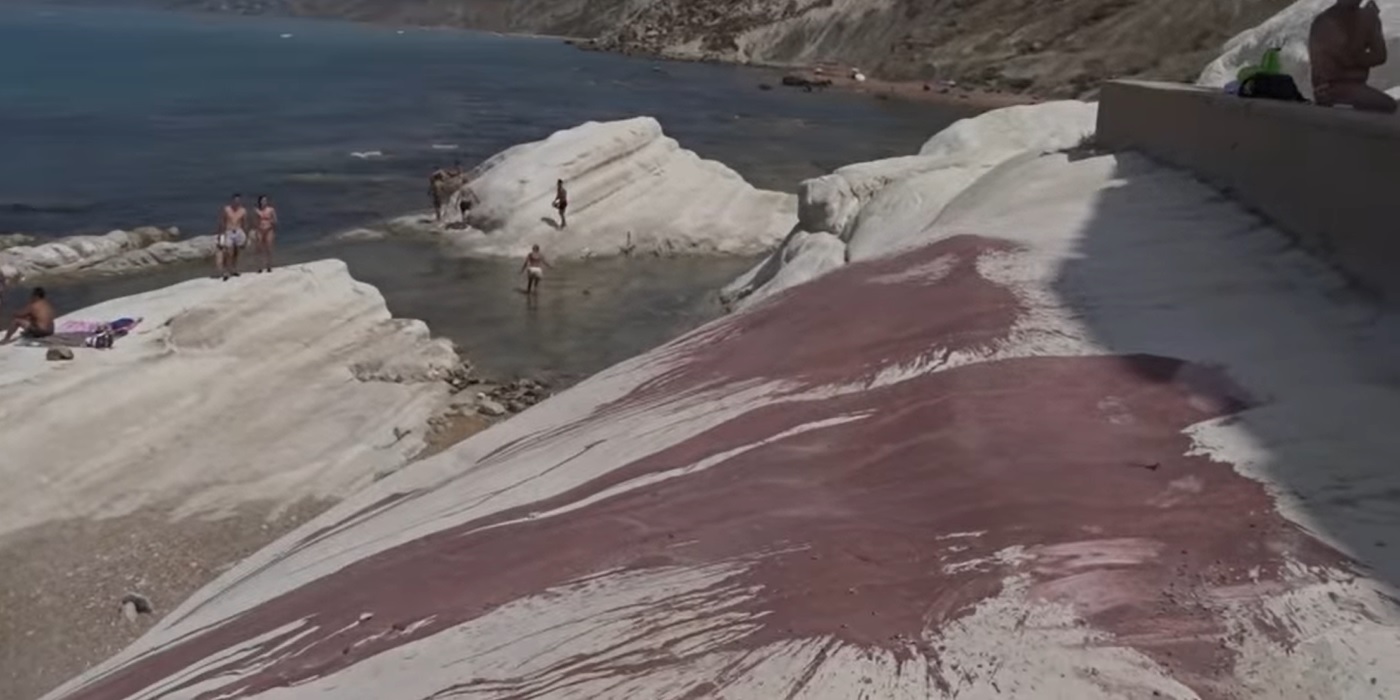 Agrigento, vernice rossa riversata nella marna di Punta Bianca