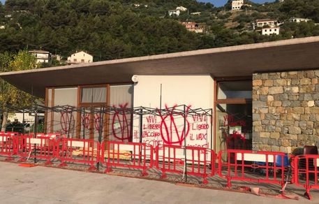 Centro vaccini deturpato da No vax, “Vivi libero, il vaccino uccide”