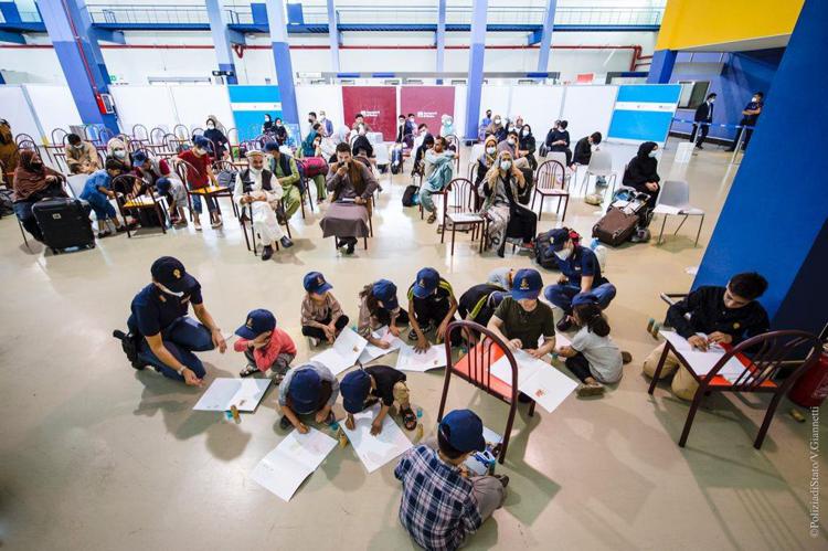 Bimbi afghani a Fiumicino, il poliziotto “prestigiatore”, “Bimbi molto tristi”