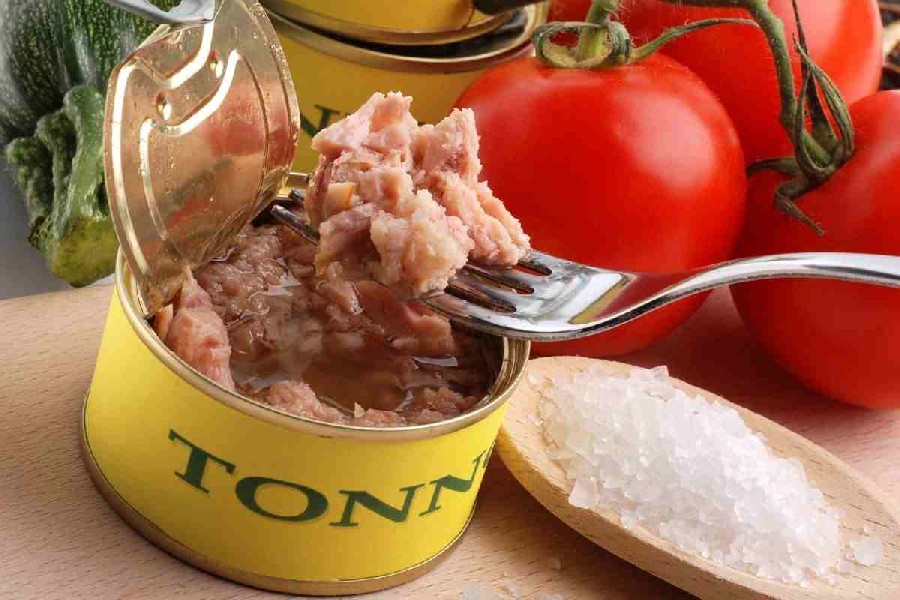 Tonno decongelato e adulterato con sostanze nocive, decine di intossicati