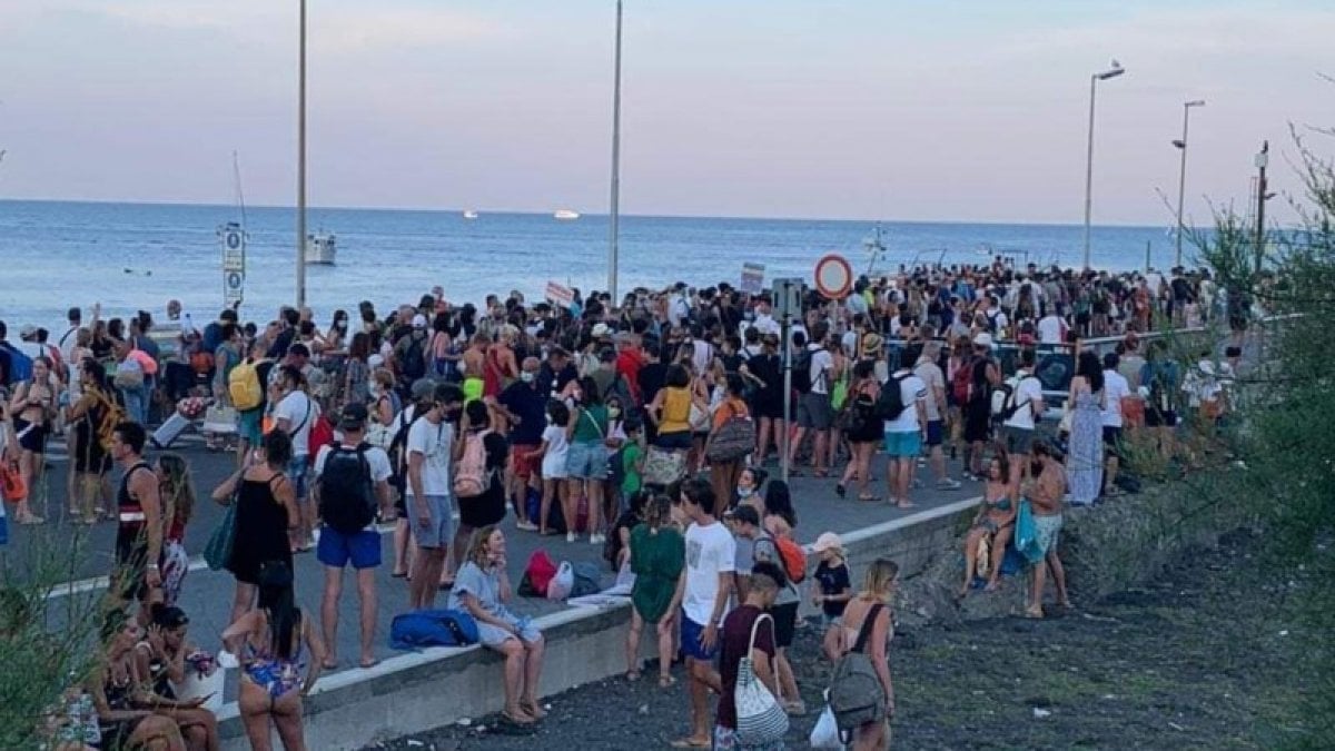 Covid e movida alle isole Eolie, chiuso locale a Stromboli