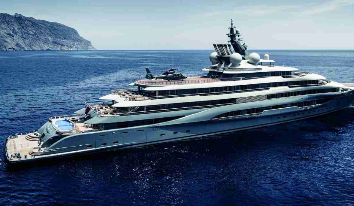 Jeff Bezos in Sicilia con il suo megayacht, tappe alle Eolie e Balestrate