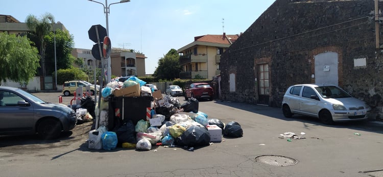 Catania, rifiuti ammassati nelle strade, esplode l’emergenza