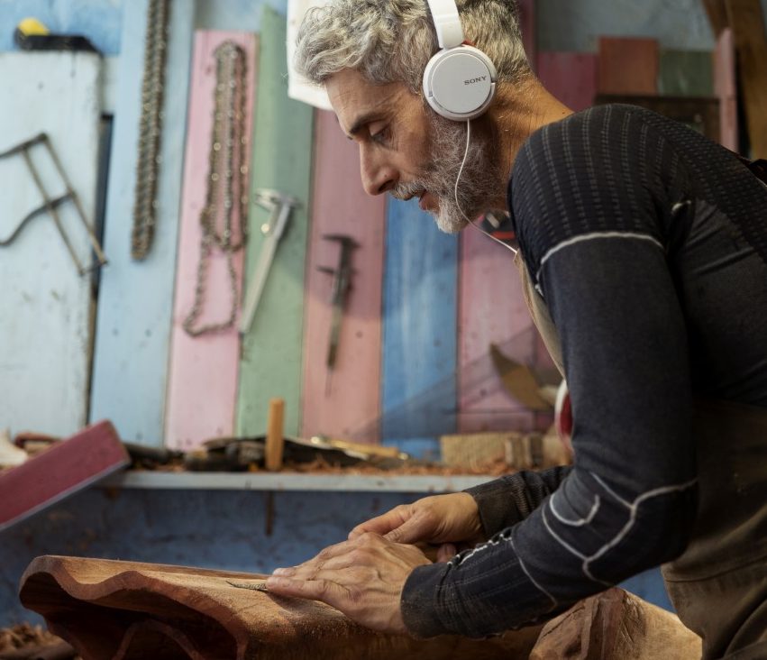 Il collettivo ragusano che scolpisce sneakers con materiali di riciclo