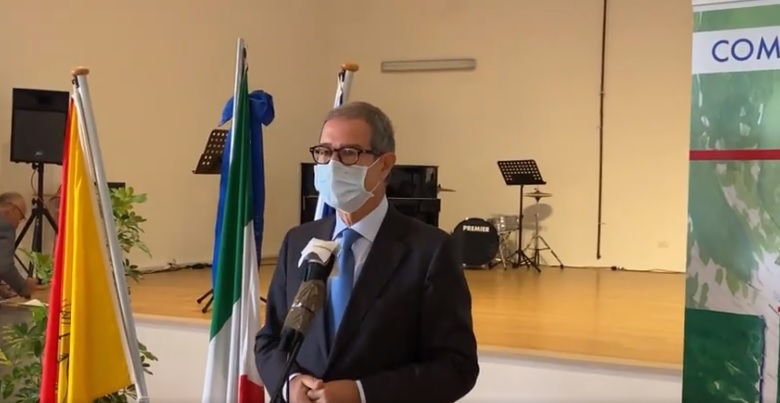 Vaccini, rifiuti, Pnrr, sviluppo, piani e tormenti di Musumeci