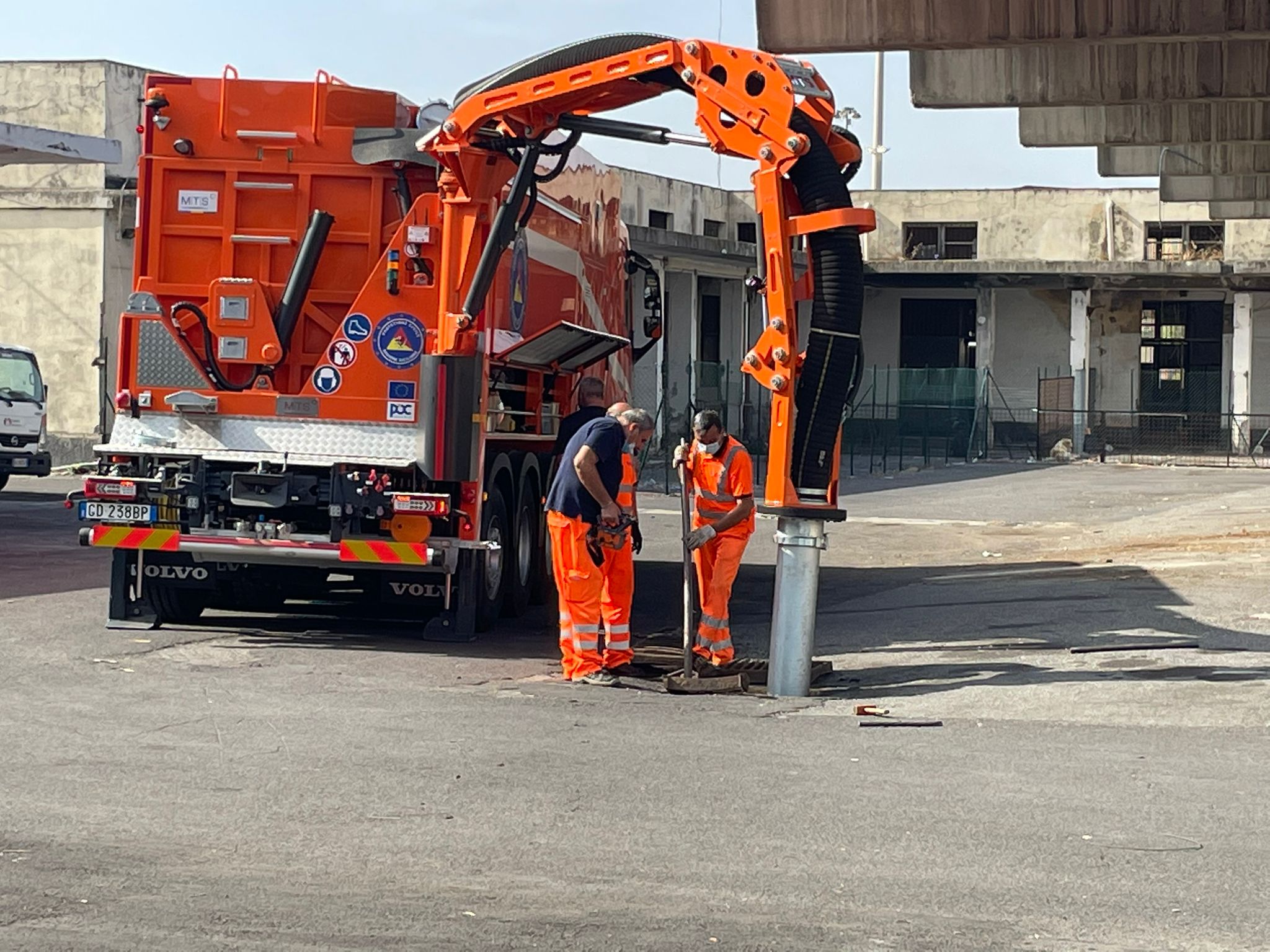 Catania, caditoie intasate, arriva il mezzo acchiappa-cenere