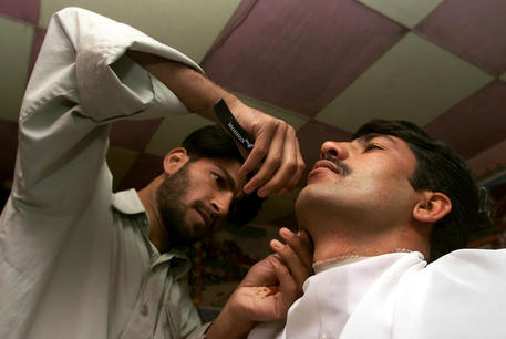 Vietato tagliare la barba, l’ultima stretta dei talebani